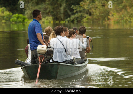 Eine Gruppe von Touristen auf eine geführte Kanutour auf der Jamary Nebenfluss des Flusses Madeira in Brasilien. Stockfoto