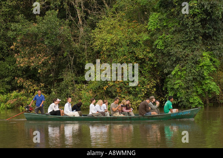 Eine Gruppe von Touristen auf eine geführte Kanutour auf der Jamary Nebenfluss des Flusses Madeira in Brasilien. Stockfoto