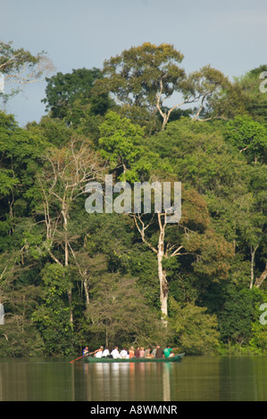 Eine Gruppe von Touristen auf eine geführte Kanutour auf der Jamary Nebenfluss des Flusses Madeira in Brasilien. Stockfoto