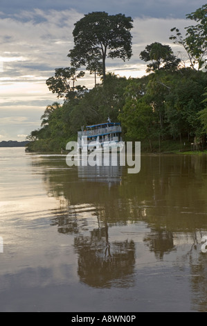 Eine traditionelle touristische Liveaboard Flussboot vertäut entlang den Ufern des Flusses Madeira in Brasilien. Stockfoto