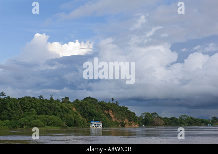 Eine traditionelle touristische Liveaboard Flussboot Kreuzfahrt entlang der Ufer des Flusses Madeira in Brasilien. Stockfoto