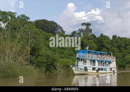 Eine traditionelle touristische Liveaboard Flussboot Kreuzfahrt entlang der Ufer des Flusses Madeira in Brasilien. Stockfoto