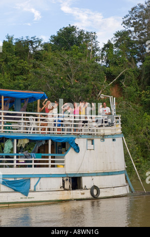 Eine traditionelle touristische Tauchsafari Flussboot vertäut am Ufer des Flusses Madeira in Brasilien mit einigen der Gruppe winken. Stockfoto