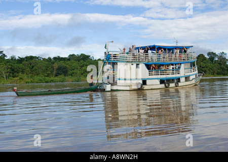 Eine traditionelle touristische Liveaboard Flussschiff Cruisen ein Nebenfluss des Flusses Madeira mit der Gruppe winken. Stockfoto