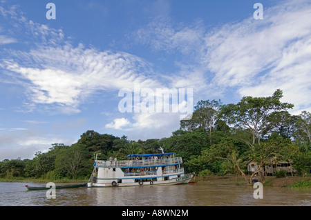 Eine traditionelle touristische Liveaboard Flussboot vertäut in einem kleinen Dorf entlang des Flusses Madeira in Brasilien. Stockfoto