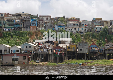 Eine Favela-Bereich von Manaus aus dem Fluss auf dem Weg nach draußen zu sehen, "Meeting of the Waters" Reise genommen. Stockfoto