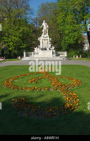 Wien, Österreich. Statue von Mozart in den Burggarten. Violinschlüssel in Blumen Stockfoto