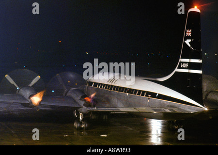 BOAC Bristol Britannia 'The Whispering Giant' G-AOVF ab Motoren Nacht London Heathrow Flughafen LHR Terminal 3 1963. JMH0541 Stockfoto