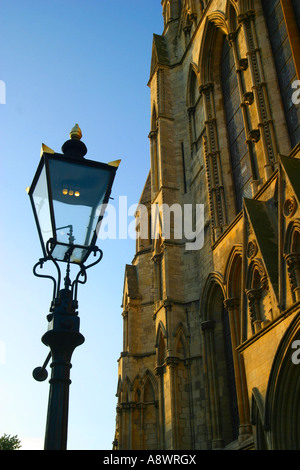 York Minster leuchtet in der späten Abendsonne mit einem blauen Himmel oben Stockfoto