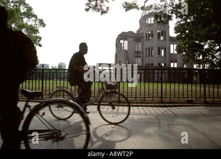 Radfahrer vor die Atombombenkuppel in Hiroshima, Japan Stockfoto