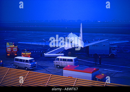 Iraqi Airways Vickers Viscount YI-ACU-Verkehrsflugzeug tanken nachts am London Heathrow LHR Terminal 3 des Flughafens in 1963. JMH0547 Stockfoto