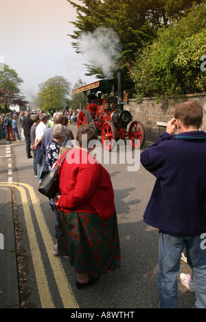 Menschenmenge beobachten Dampfmaschine hinauf Camborne Hügel Cornwall UK Stockfoto