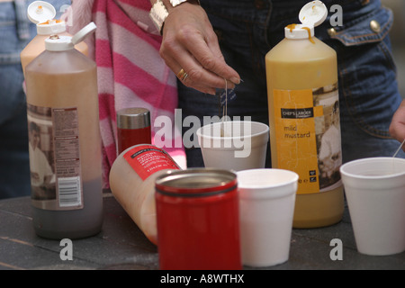 Frau dunking Teebeutel im Styroporbecher am Markt Foodstall UK Stockfoto