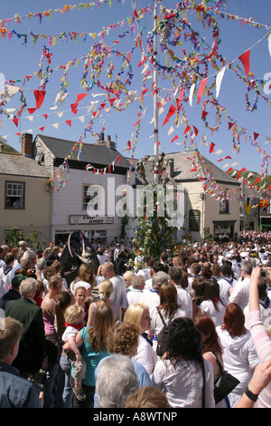 Massen rund um den Maibaum beobachten Obby Oss Padstow Maifeiertag Cornwall UK Stockfoto