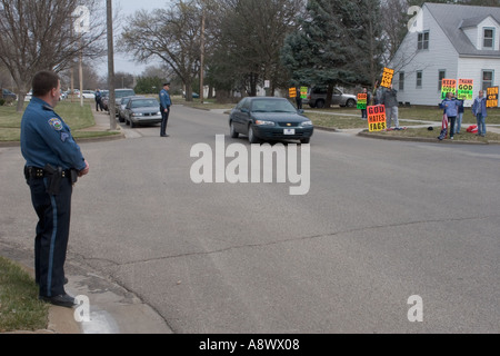 Polizist als Streikposten von Fred Phelp s Westboro Baptist Church Maches Lindsborg Kansas auf Stockfoto