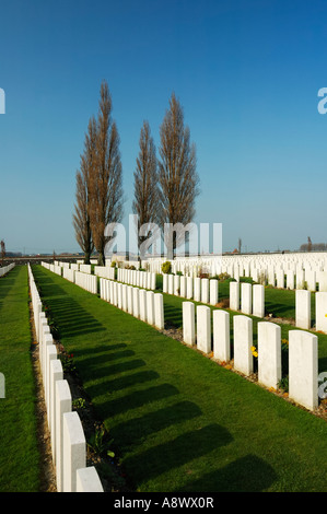 Reihen von Gräbern am Tyne Cot Soldatenfriedhof Stockfoto