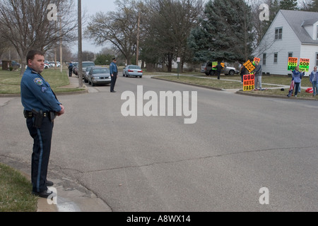 Polizist als Streikposten von Fred Phelp s Westboro Baptist Church Maches Lindsborg Kansas auf Stockfoto