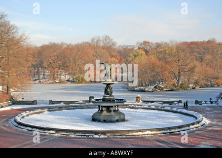 Engel des Wasser-Brunnen. Bethesda Terrasse Central Park. New York. USA. Am frühen Morgen. Schnee. Zugefrorenen See. Blauer Himmel. Stockfoto