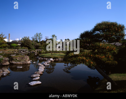 Angelegten Garten und Stein Torii-Tor von Izumi Shinto-Schrein, Suizenji Jojuen Garten, Kumamoto Stockfoto