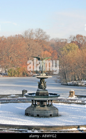 Engel des Wasser-Brunnen. Bethesda Terrasse. Central Park. New York. USA. Am frühen Morgen. Schnee. Zugefrorenen See. Blauer Himmel. Stockfoto