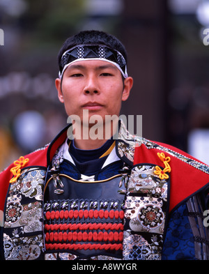 Samurai / Burgwache steht am Hohoate Tor der Burg Kumamoto Stockfoto