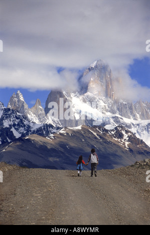 Kinder auf der Straße nach El Chalten unter Mount Fitz Roy (3440 m) im Los Glaciares Nationalpark Santa Cruz Provinz Patagonien Stockfoto