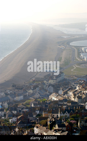 Wren und Chesil Beach Portland Dorset England UK an einem dunstigen Abend Stockfoto