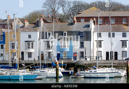 Yachten und terrassenförmig angelegten Häuser am Hafen von Weymouth Dorset England UK Stockfoto