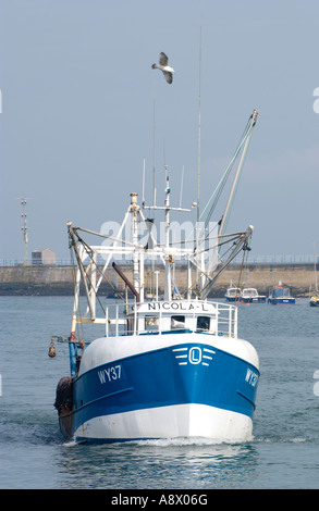 Blaue und weiße Küstenfischerei Boot wieder vom Meer in Richtung Hafen von Weymouth Dorset England UK Stockfoto