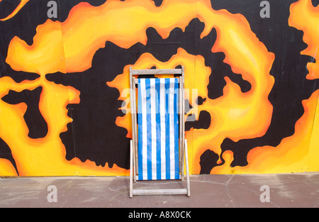 Bunte Wandwandbild mit blau-weiß gestreiften Liegestuhl am Strand von Weymouth Dorset England UK Stockfoto