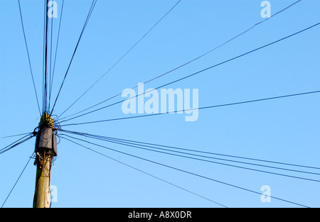 Allgemeines Bild der Telegrafenmast mit Telefonleitungen, die strahlenförmig vom es UK Stockfoto