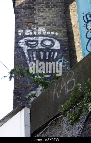 Graffiti von einem Schädel auf ein Gebäude von Camden Lock Stockfoto