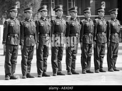 Chinesische Soldaten stramm in der verbotenen Stadt (Schwarzweiß) Stockfoto