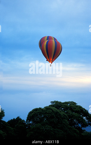 Kenia Masai Mara National Reserve Hot Luftballons auf Sunrise-Flug über die Savannen der Masai Mara National Reserve Stockfoto