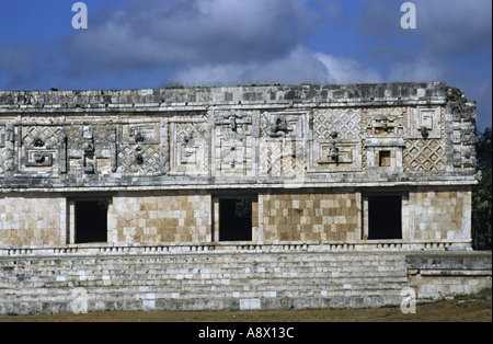 Mexiko-Yucatan-Zustand Uxmal Quetzalcoatl Chac Maske geformt an das Nonnenkloster Viereck Stockfoto