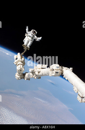 Astronaut Stephen K Robinson verankert an einem Fuß Zurückhaltung auf der internationalen Raumstation Canadarm2 Stockfoto