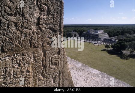 Chichen Itza site von der Spitze der Pyramide von Kukulcan mit Blick auf den Tempel der Tausend Krieger mit Symbolen Stockfoto