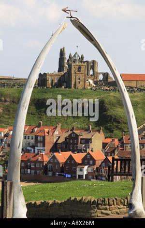 Whitby Abtei St. Mary s Kirche betrachtet durch den Walknochen Bogen Stockfoto