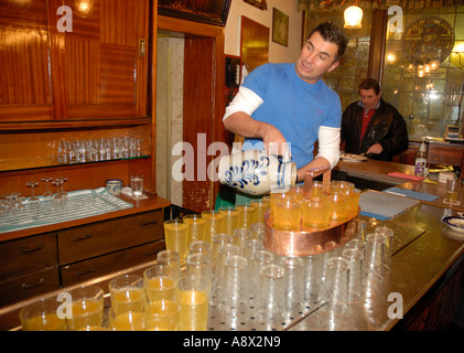 Kellner serviert Apfelwein in Frankfurt Kneipe Stockfoto