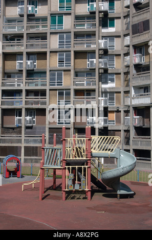 Park Hill Wohnungen Sheffield, South Yorkshire mit Kinder Spielbereich im Vordergrund Stockfoto