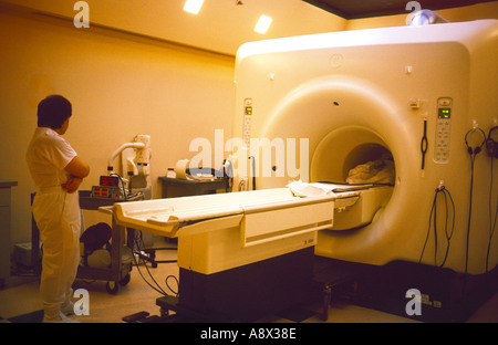 Magnet-Resonanz-Tomographie MRT-Gerät verwendet wird, zu scannen und zu diagnostizieren ein vier Jahres altes Mädchen Stockfoto