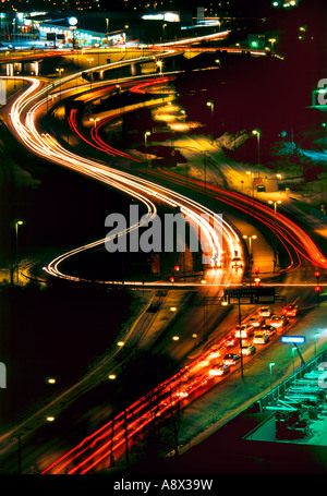 Erhöhte Ansicht des Verkehrs in Bewegung durch die Nacht Hisingen Norden Teil des Göteborg Schweden Stockfoto