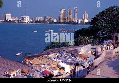 Eine verschwundene Welt. Worli Angeln Dorf Wahrzeichen Mumbais Vergangenheit gegen den Wolkenkratzern der Finanzhauptstadt Indiens. Stockfoto