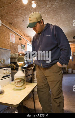 Abfüllung ist letzte Schritt bei der Herstellung von Ahornsirup Upstate New York März 2007 Stockfoto