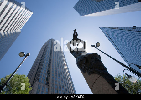 Statue namens The Future von Raymond Kaskey Unabhängigkeit Square Charlotte North Carolina Stockfoto