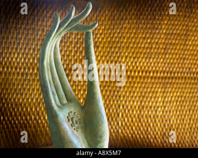 Öffnen der Hand Buddhastatue Hintergrund wicker Stockfoto