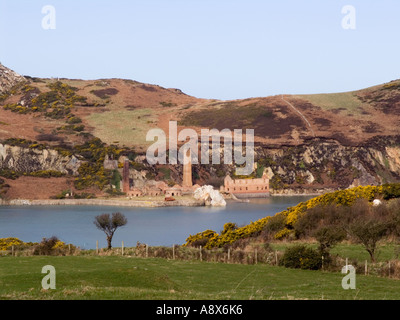 Blick über Porth Wen Bucht zu verlassenen Ziegelei auf der Isle of Anglesey North Wales UK Stockfoto