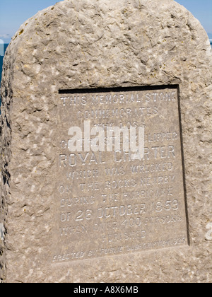 Inschrift auf dem Gedenkstein für Dampf-Klipper Royal Charter Schiffbruch in der Bucht. Moelfre Anglesey North Wales UK Stockfoto