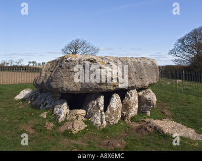 LLIGWY GRABKAMMER neolithischen chambered Grab oder cromlech mit megalithischen henge Schlussstein. Moelfre ANGLESEY Wales UK Stockfoto