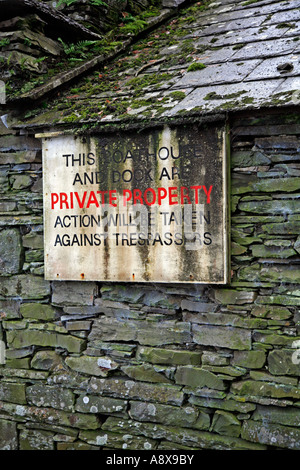 Melden Sie sich auf ein altes Bootshaus neben Lake Windermere, Cumbria. sagen, dieses Bootshaus und Dock sind Privateigentum. Stockfoto